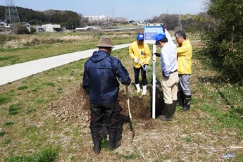 20180327川ガール看板立て-6