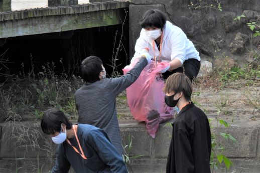 20201030医療栄養高麗川ごみ拾い