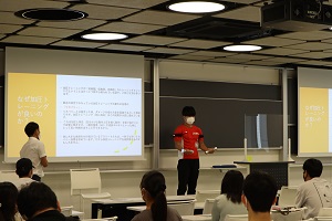 平塚先生の模擬講義の様子（加圧トレーニングでみんなの健康をマネジメント！）